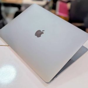 MacBook Air M1 (2020) – Umuvuduko n’Ubwiza bwa Apple on Best Price: 1,000,000Frwfrw